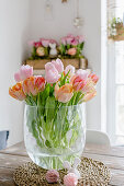Strauß Tulpen in Rosa und Apricot auf dem Tisch im Esszimmer