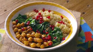 Quinoa mit Spinat, Kichererbsen und Garam Masala zubereiten