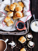 Buttermilch-Scones mit Marmelade und Sahne