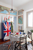 Retro-Kühlschrank mit Union Jack im Esszimmer mit Landkarten