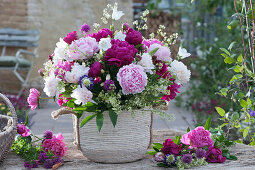 Üppiger Frühsommer-Strauß mit Pfingstrosen, Labkraut, Glockenblumen, Scheinwaldmeister und Lupinen