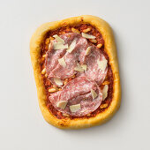 Pizza mit Fenchelsalami, Cannellinibohnen und Pecorino