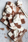 Vanille-Schokoladen-Eis im Schachbrettmuster