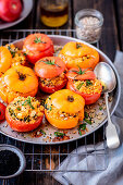 Rote und gelbe Tomaten gefüllt mit Couscous und Feta