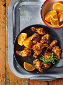 BBQ-Chickenwings mit Orangenspalten