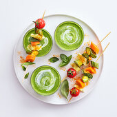 Spinach gazpacho with raw vegetables kebabs