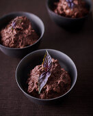 Schokoladen-Haselnuss-Mousse mit Purpurbasilikum