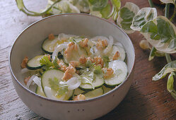 Gurken-Walnuss-Salat zubereiten