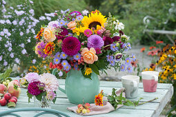 Spätsommerstrauß mit Dahlien, Rosen, Sonnenblume, Zinnien, Aster, Zieräpfeln, Knorpelmöhre, Löwenmäulchen und Fencheldolden