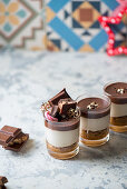 Vanille-Schokoladen-Dessert in Gläsern, mit Weihnachtskonfekt verziert