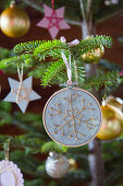 Kleiner Stickrahmen mit Schneeflocke als Christbaumschmuck