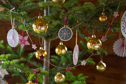 Selbstgebastelter Christbaumschmuck und goldene Kugeln