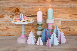 Bemalte Etagere und Kerzenhalter, Bäume aus Papier in Pastell