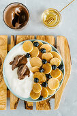 Mini-Pancakes mit Naturjoghurt, Heidelbeeren und Schokoladencreme
