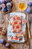 Cheesecake with figs and honey