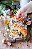 Croissants mit Feigen, Blauschimmelkäse und Honig