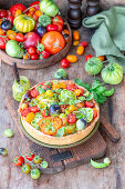 Pie mit bunten frischen Tomaten