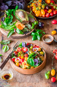 Bunter Tomatensalat mit Avocado