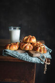 Süsse Kürbisbrötchen mit Pecannüssen und Glas Milch