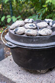 Dutch Oven mit Grillkohle