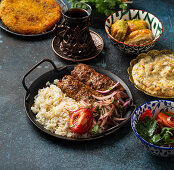 Traditionelle türkische Fleischspiesse mit Reis