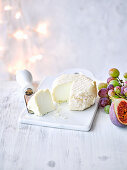 Englischer Brefu Bach (Little Bleat) Käse mit Feigen und Trauben