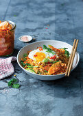 Gebratener Kimchi-Reis mit Spiegelei (Korea)