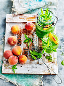 Detox Drink aus Pfirsich und Salat