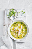 Suppe mit Instant-Nudeln mit Hühnerfleisch, Mais und Frühlingszwiebeln