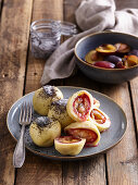 Zwetschgenknödel mit Marzipan und Mohn