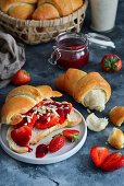 Hefe-Croissants mit Erdbeeren und Erdbeermarmelade