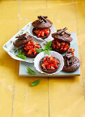 Sacher tartlets with strawberries