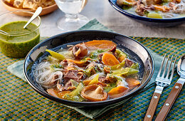 Pot au Feu auf thailändische Art mit Glasnudeln und Shiitake