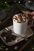 Tasse heiße Schokolade mit Mini-Marshmallows
