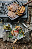 Röstbrot-Sandwiches mit Minutensteaks vom Campinggrill