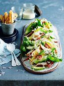 Caesar Salad mit Huhn, Avocado und Speck