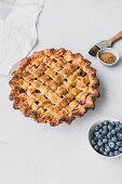 Blaubeer-Rhabarber-Pie mit Ingwer