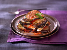 Melanzane parmigiana auf Teller (Auberginenauflauf, Italien)