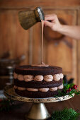 Schokoladencremetorte mit Ganache übergießen