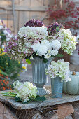 Herbststrauß aus Hortensienblüten und Chrysanthemen in Zinkvase