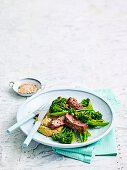 Steak mit Kreuzkümmel dazu Broccolini und Bohnen-Hummus