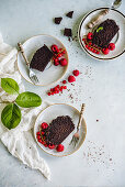 Schokoladenkuchen mit frischen Johannisbeeren und Himbeeren