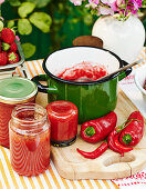 Selbstgemachte Erdbeer-Paprika-Marmelade