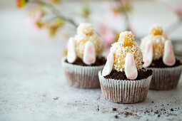 Muffins mit Osterhasen (kopfüber) aus Marzipan, Keks und Fondant