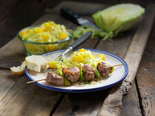Pork skewers with pointed cabbage and mango salad