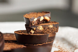 Keto-freundliche Schokolade aus rohem Kakao, Kokosöl, Zuckerersatz und Mandeln