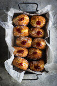 Krapfen mit roter Marmelade