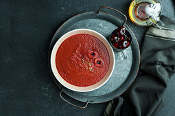 Gazpacho de cereza - kalte spanische Cremesuppe mit Kirschen und Tomaten