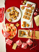 Salted Caramel Fudge mit Rumrosinen, Erdnussbutter und Weihnachts-Fudge zum Verschenken