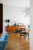 Retro Sideboard, Klassikertisch und Stühle im Wohnzimmer